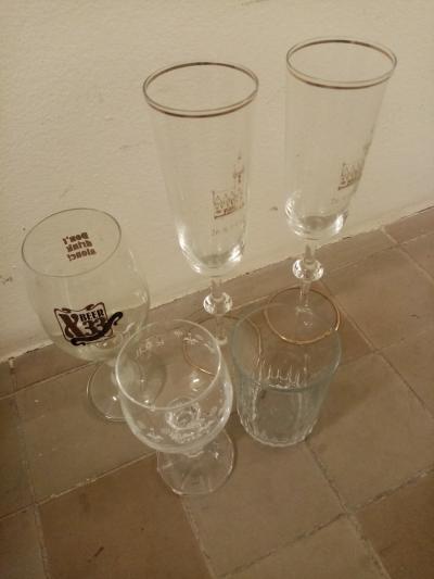 Různé sklenice