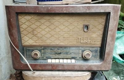 Staré rádio,funkčnost neznámá, sundáno z půdy