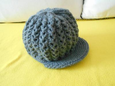 Pletená čepice s kšiltem.