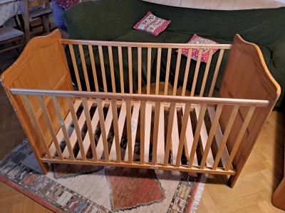 Daruji dřevěnou postýlku bez matrace.