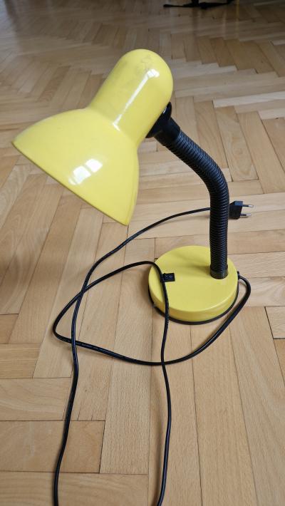 Žlutá stolní lampička