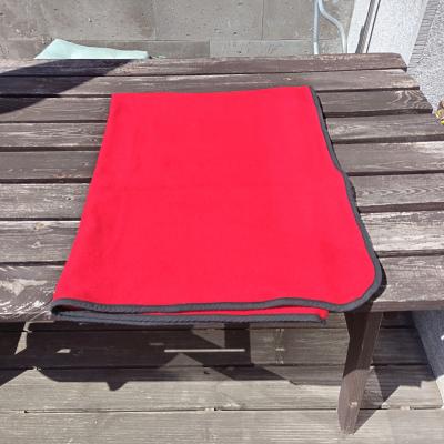 Červená deka o něco menší než předchozí růžová