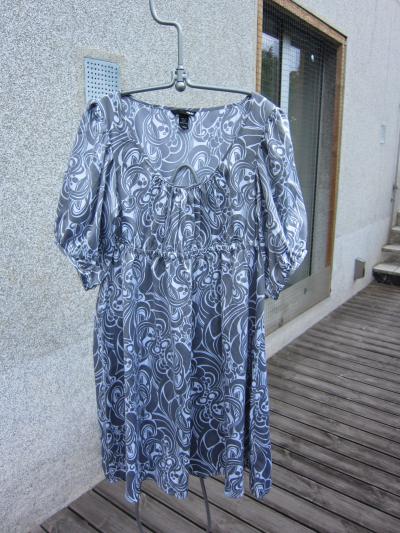 Letní šaty krátké šedobílé