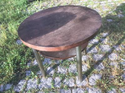 Kulatý konferenční stolek