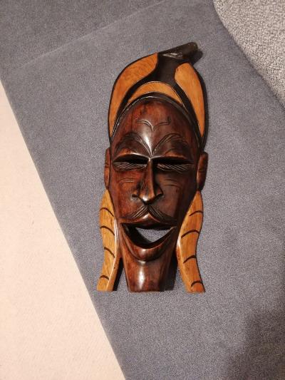 Daruji dřevěnou africkou masku