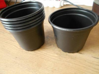 6x černé plastové květináčky.