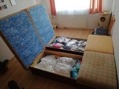 2 starší válendy s úložným prostorem