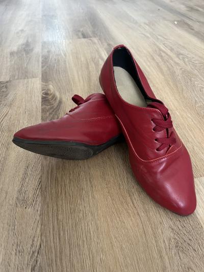 Červené použité boty na podpatku