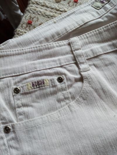 bílé džíny, pružný material