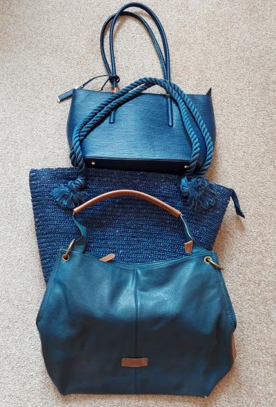 kabelku, koženou kabelu a plážovou tašku