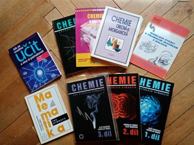Učebnice chemie, matika, kniha i učení