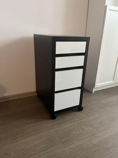 Kosmetický stoleček na kolečkách