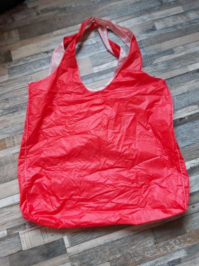 Červená látková taška