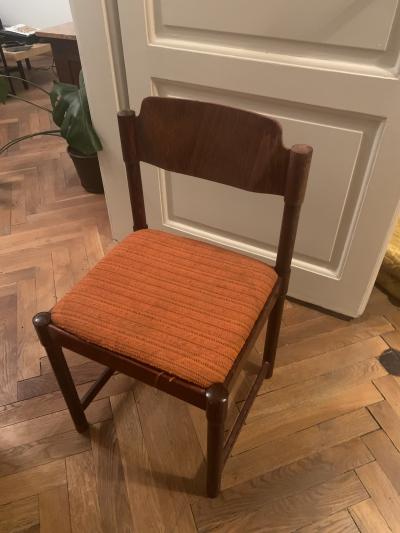 Starší dřevěná židle