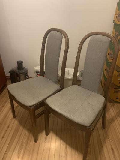 Dvě dřevěné židle