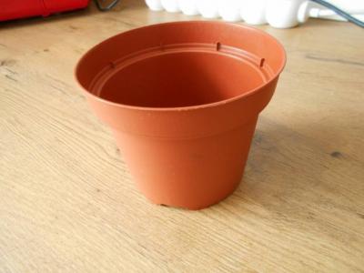 Hnědý plastový květináček