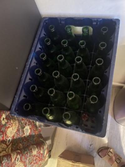 3 přepravky s lahvemi od nápojů 330ml