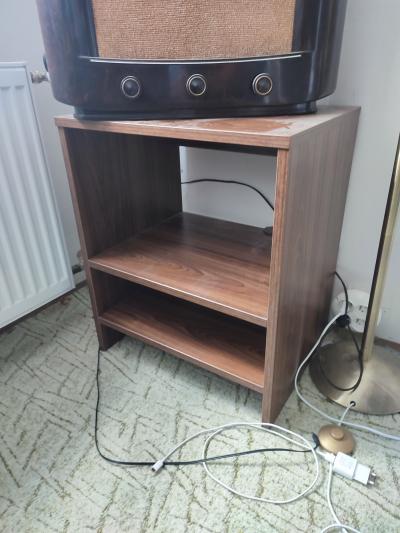 Stoleček pod rádio nebo gramofon