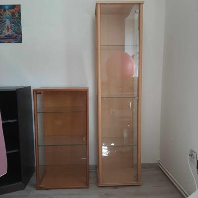 dvě prosklené vytríny