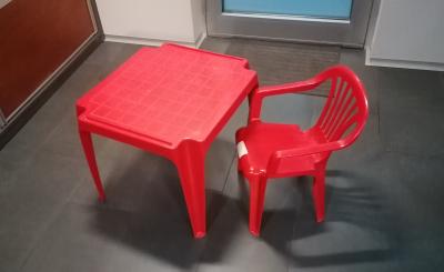 Plastový stoleček a židlička