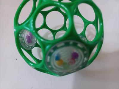 Koule zelená s malými kuličkami.