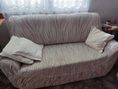 Rozkládací pohovka se dvěma křesly a stolem