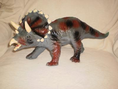 TRICERATOPS - DINOSAURUS