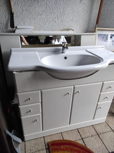 Koupelnová skříňka s umyvadlem a zrcadlem