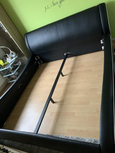Černá postel bez roštů 180x200