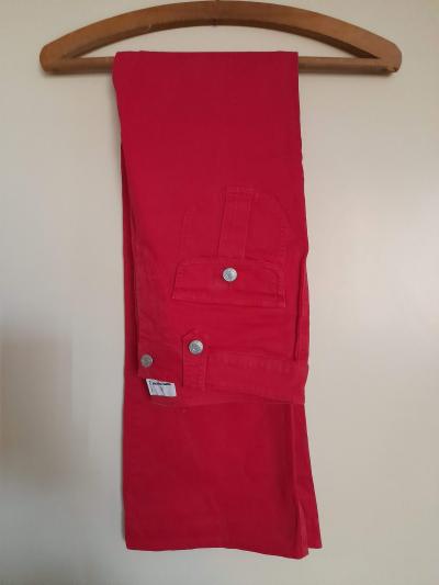 červené kalhoty