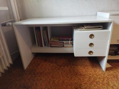 Psací stůl bílý, laminovaná dřevotříska, 70.léta