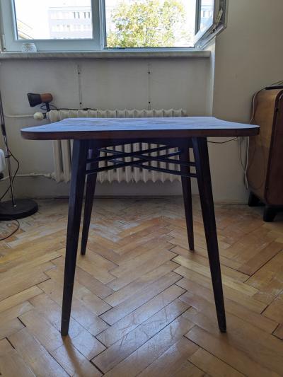 Dřevěný dýhovaný stolek