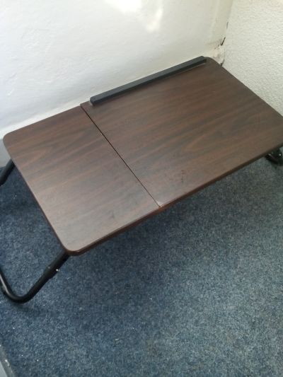 Přenosný stolek na notebook