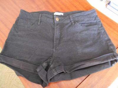 Kraťasy černé.