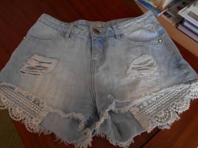 Džínové kraťasy s krajkou.