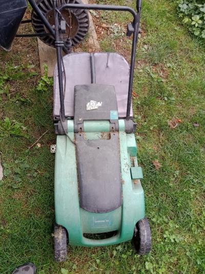 Elektrická sekačka na trávu