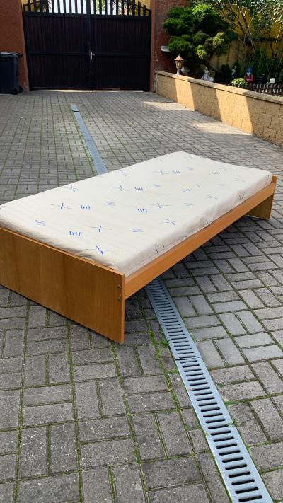 Postel s matrací