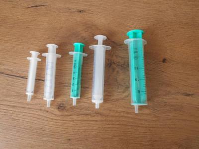Plastové injekce 5 kusů různé velikosti.
