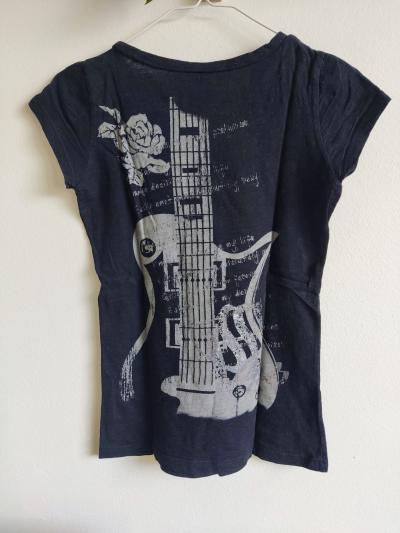 Černé tričko s kytarou na zadech