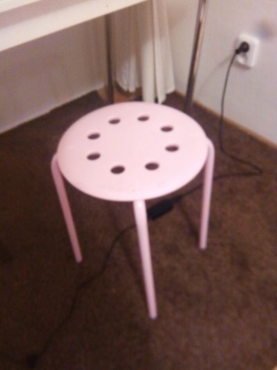 Růžová stolička IKEA