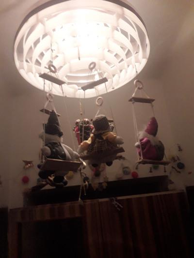 postavicky na drevene houpacce na zavesni