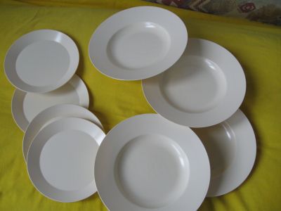 8 talířů z plastu