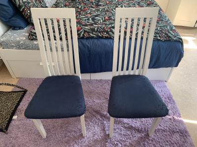 Dvě bílé židle