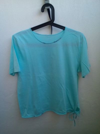 Krátké bledě modré/zelené tričko