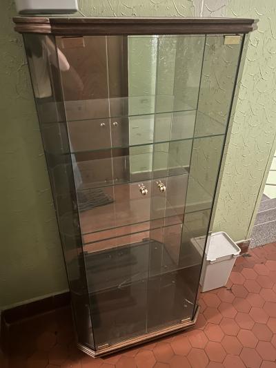 Skleněná vitrína se zrcadlem