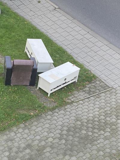Zadarmo za odvoz 2xtv stolek+křeslo