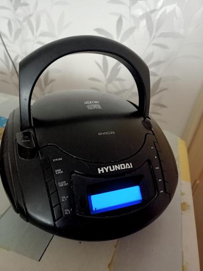 Pěkné rádio Hyundai, včetně dlouhého síťového kabelu.