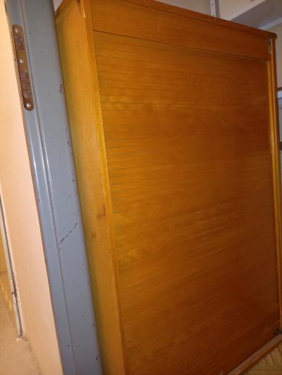 Skříň s rolovacími dveřmi