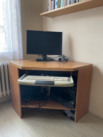 Dřevěný počítačový stůl