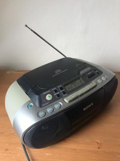Rádio s přehrávačem kazet a CD